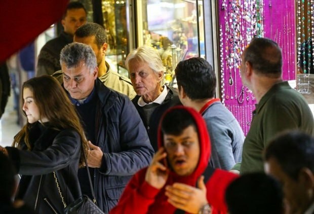 Michael Douglas visitou a cidade antiga de Éfeso com seus filhos!