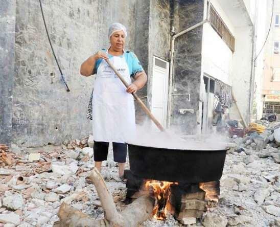 Müfide Yılmaz transformou os destroços em uma instalação de produção