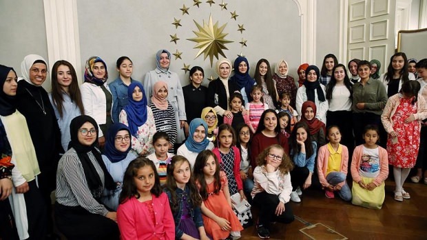 Com o chamado da primeira-dama Erdoğan, 8 ministérios tomaram medidas para as crianças!