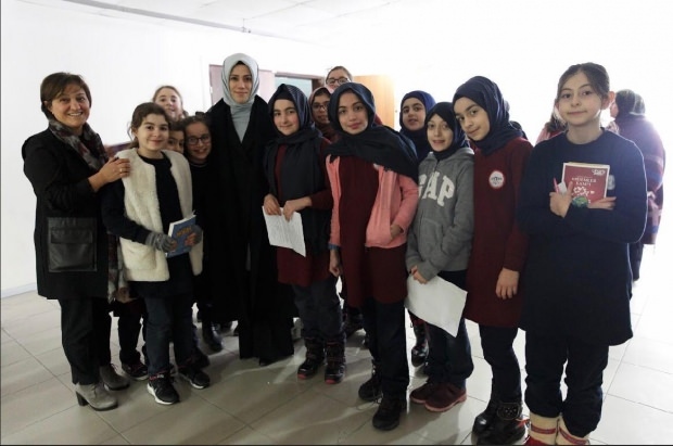 Esra Albayrak na cerimônia de distintivo de objetivos visionários para meninas!