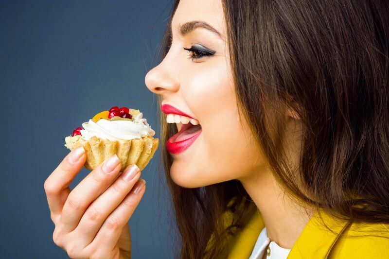 Alimentos doces aumentam o peso? Você pode comer sobremesa na dieta?
