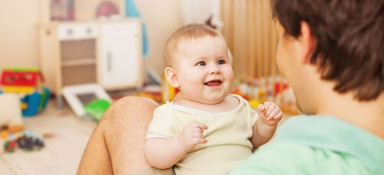 Exposto a várias línguas, o bebê pode falar tarde
