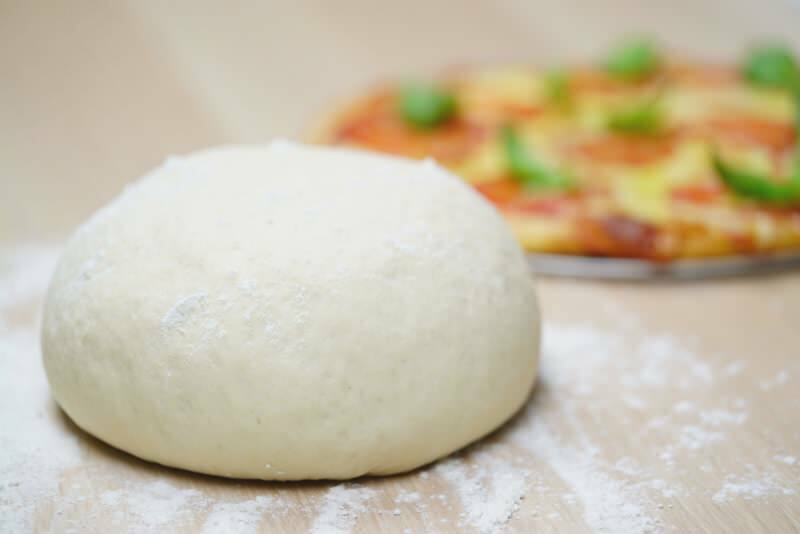 Como é feita a massa de pizza? O truque para fazer massa de pizza original