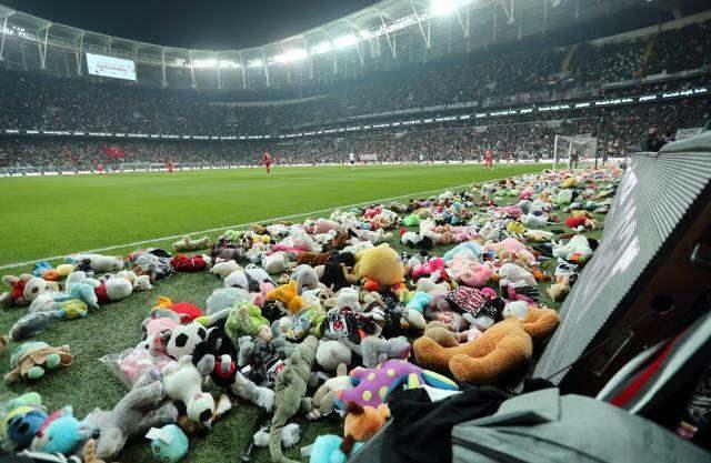 Brinquedos jogados na partida do Beşiktaş