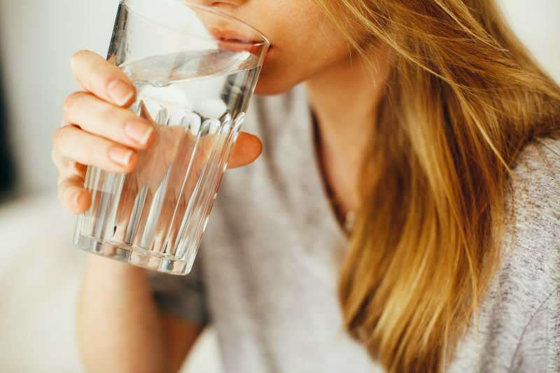 Como perder peso bebendo água? Dieta aquática que enfraquece 7 quilos em uma semana! Se você beber água com o estômago vazio ...