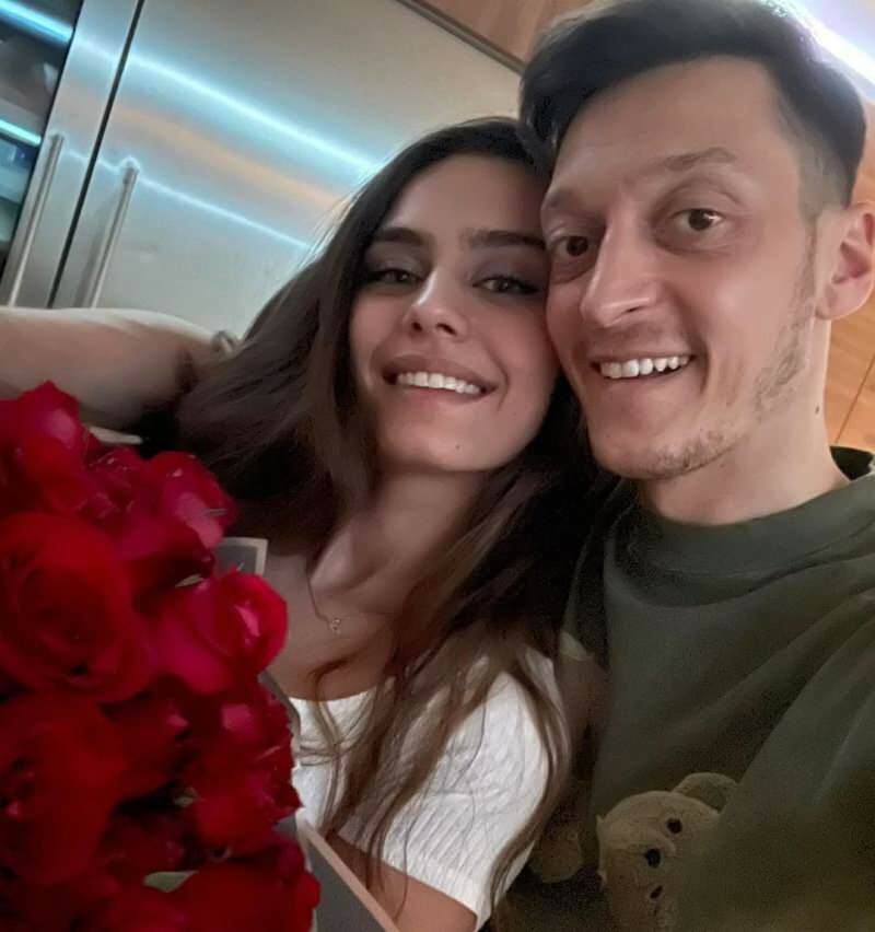 Uma mensagem romântica de Mesut Özil para sua esposa, Amine Gülşe: "Porque você está sempre comigo ..."
