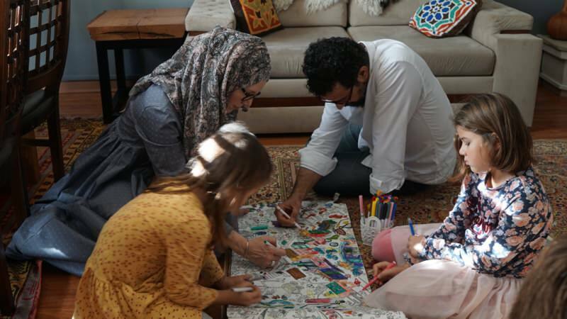 Mãe canadense muçulmana fala sobre o Islã com seus 5 filhos nas redes sociais
