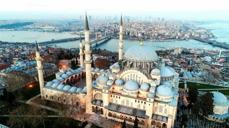 Onde fica a mesquita Suleymaniye?
