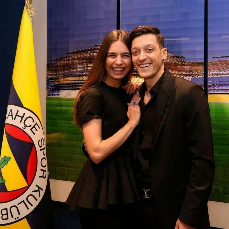 Amine Gülşe celebrou o dia do pai de seu marido Mesut Özil