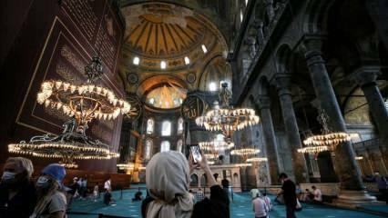 Alegria do Ramadã após 87 anos na Mesquita Hagia Sophia-i Kebir Şerifi
