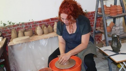 Estabeleceu uma oficina de cerâmica inspirada em sua viagem ao exterior
