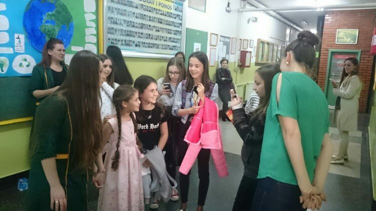 Crianças bósnias se encontram com Elif
