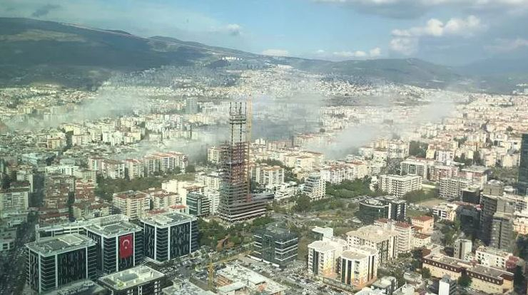 edifícios desabaram em Izmir