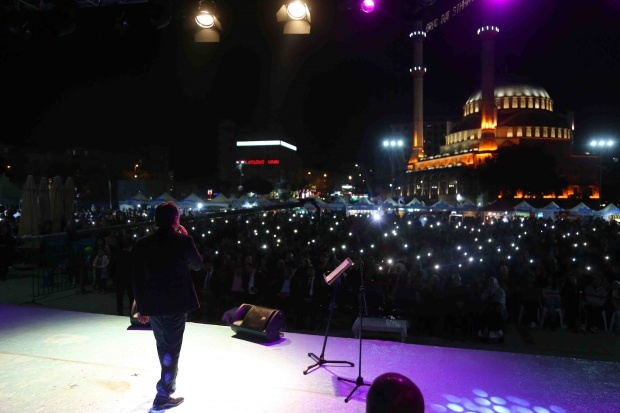 O artista bósnio Zeyd Şoto e Eşref Ziya Terzi fizeram um concerto em Bağcılar 