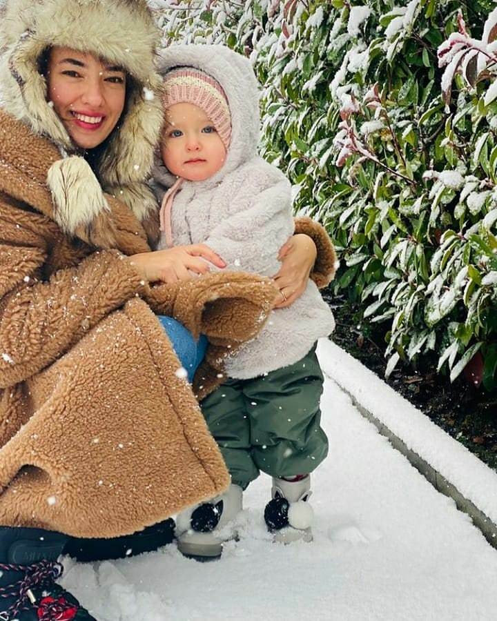 Snow posa com sua filha Leyla da atriz Seda Bakan!