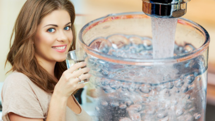 Beber muita água vai perder peso? É prejudicial beber água à noite?
