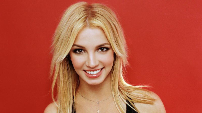 A cantora mundialmente famosa Britney Spears queimou sua casa! Quem é Britney Spears?