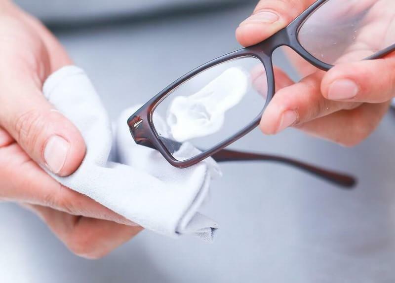 como remover arranhões em óculos