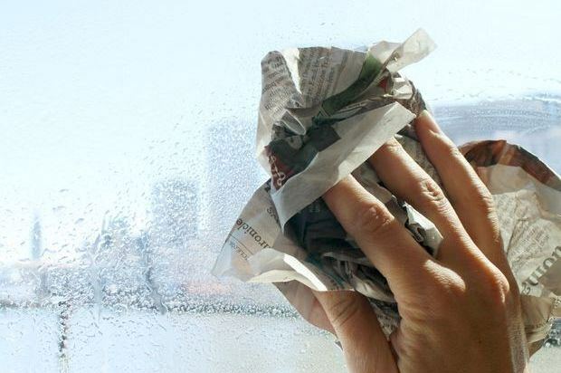 Limpando o vidro com jornal