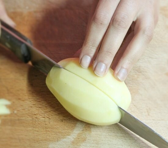 Como cortar uma fatia de maçã?
