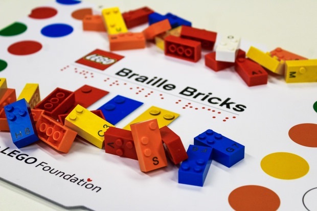 brinquedos do alfabeto braille