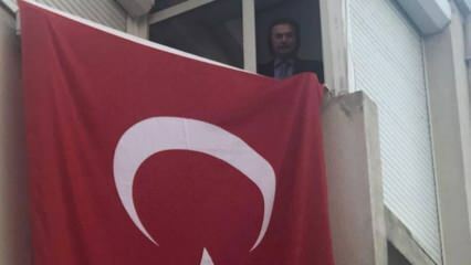 Orhan Gencebay leu o Hino Nacional pela janela de sua casa
