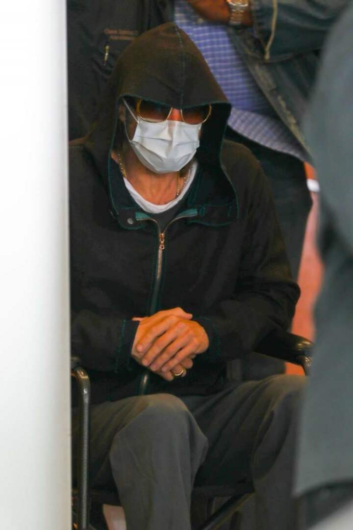 Brad Pitt saindo do dentista 