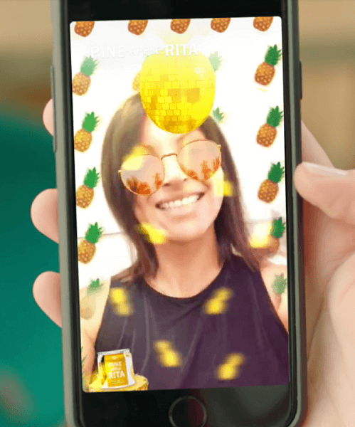 Os anunciantes agora podem executar e gerenciar suas próprias campanhas de publicidade de AR junto com Snap Ads, Story Ads e Filtros diretamente na ferramenta de autoatendimento do Snapchat.