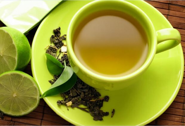 Mistura de chá verde e água mineral facilmente enfraquecida