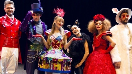 Serenay Sarıkaya está no palco! 'Alice Musical' começou sua nova temporada