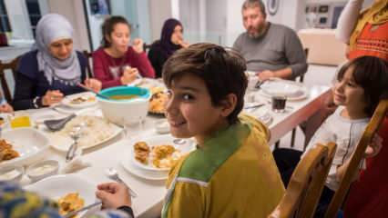 Costumes indispensáveis ​​de sahur e iftars mantidos com famílias no Ramadã
