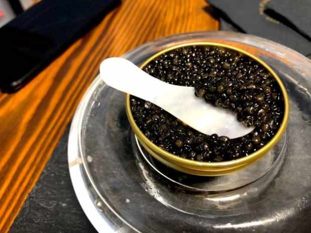Como remover o caviar de peixe