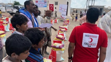Ajuda alimentar a imigrantes no Iêmen do Crescente Vermelho Turco