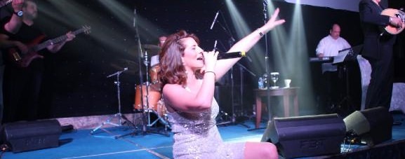 Cantora grega Anastasia Kalogeropoulou se apresentou no TRNC, declarada traidora