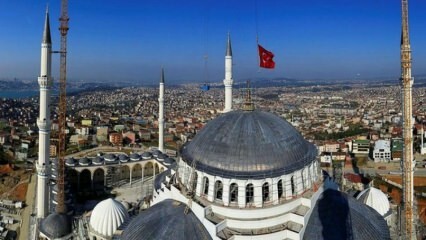 Tapetes da Mesquita Çamlıca foram colocados