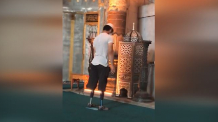 O jovem orando com suas pernas protéticas na mesquita de Hagia Sophia!