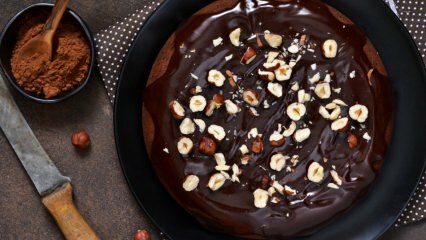 Receita prática de bolo de avelã com calda de chocolate 