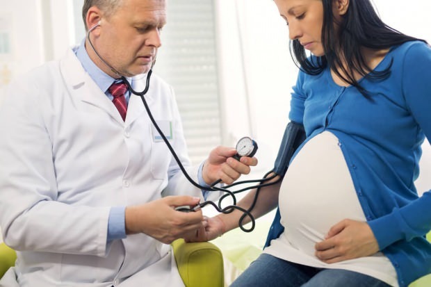 sintomas de pressão alta durante a gravidez