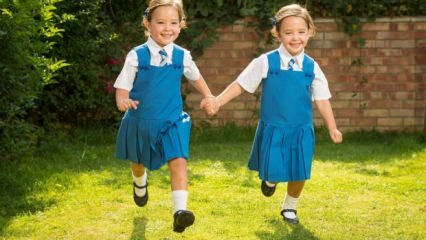 As irmãs gêmeas deveriam estudar na mesma classe? Educação de irmãos gêmeos