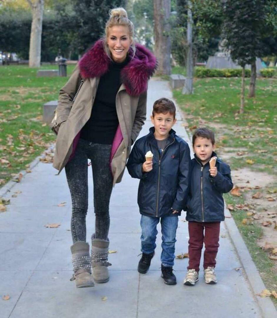 Çağla Şikel e seus filhos