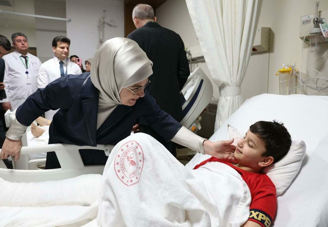 O presidente Erdoğan e sua esposa Emine Erdoğan visitaram as vítimas do terremoto
