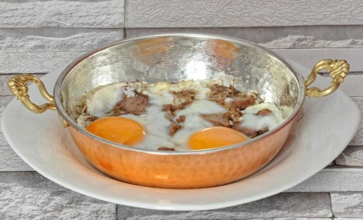 Não coma ovos assados ​​no café da manhã!
