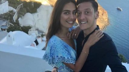 Mesut Özil e Amine Gülşe estão noivos