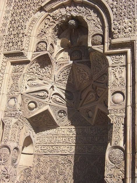 Grande Mesquita de Divrigi - silhueta de sombra do portão oeste