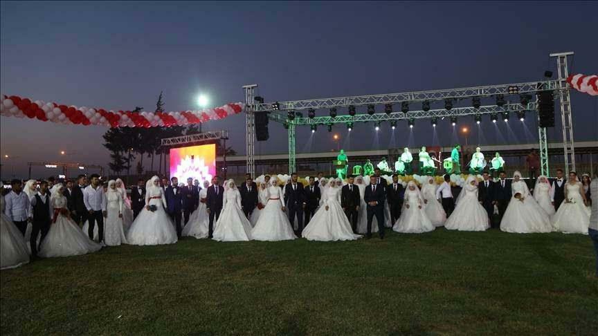 Casamentos e casamentos foram realizados para 100 vítimas do terremoto