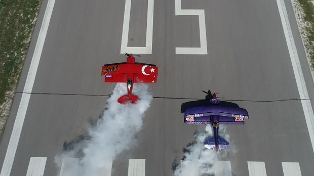 Piloto acrobático civil única mulher da Turquia