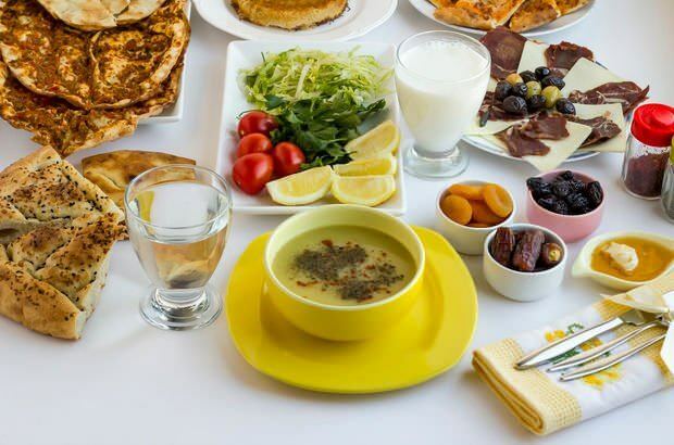Deve haver sopa nas refeições iftar. Sopa amolece órgãos sem água.