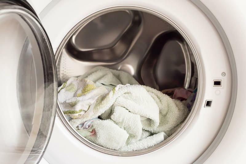 Jogando os lenços umedecidos na máquina de lavar