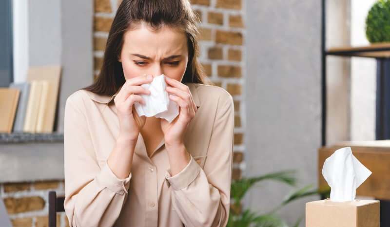 A coriza também ocorre na febre ocular alérgica. 