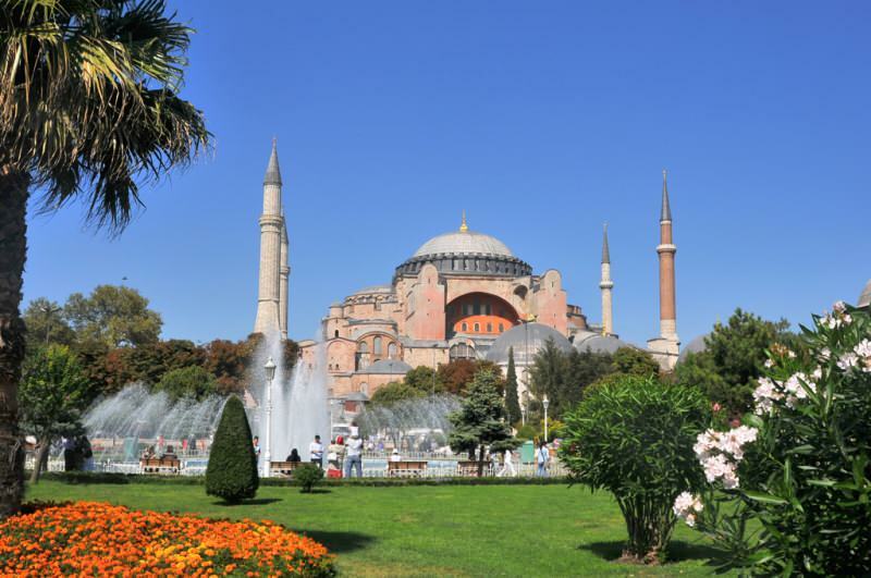 Compartilhamento de Hagia Sophia por Uğur Işılak: 'Que a alma do Sultão descanse em paz ...'